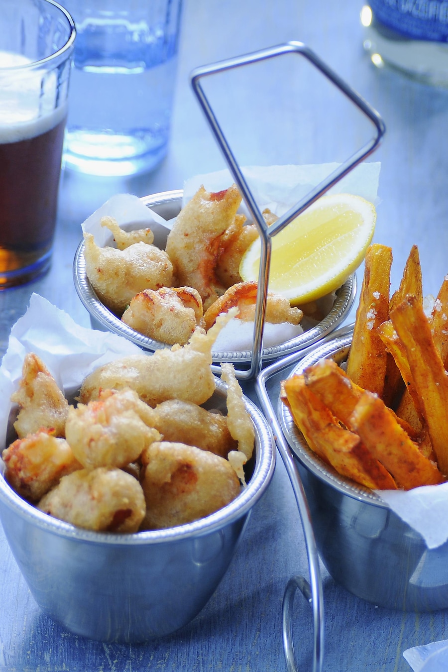Deux contenants de homard en croustilles et un contenant de frites de patates douces.