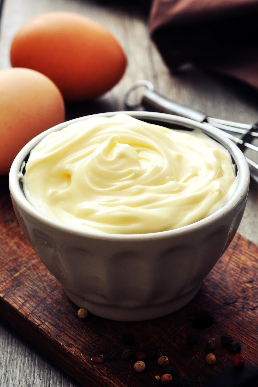 De la mayonnaise de base maison dans un bol.