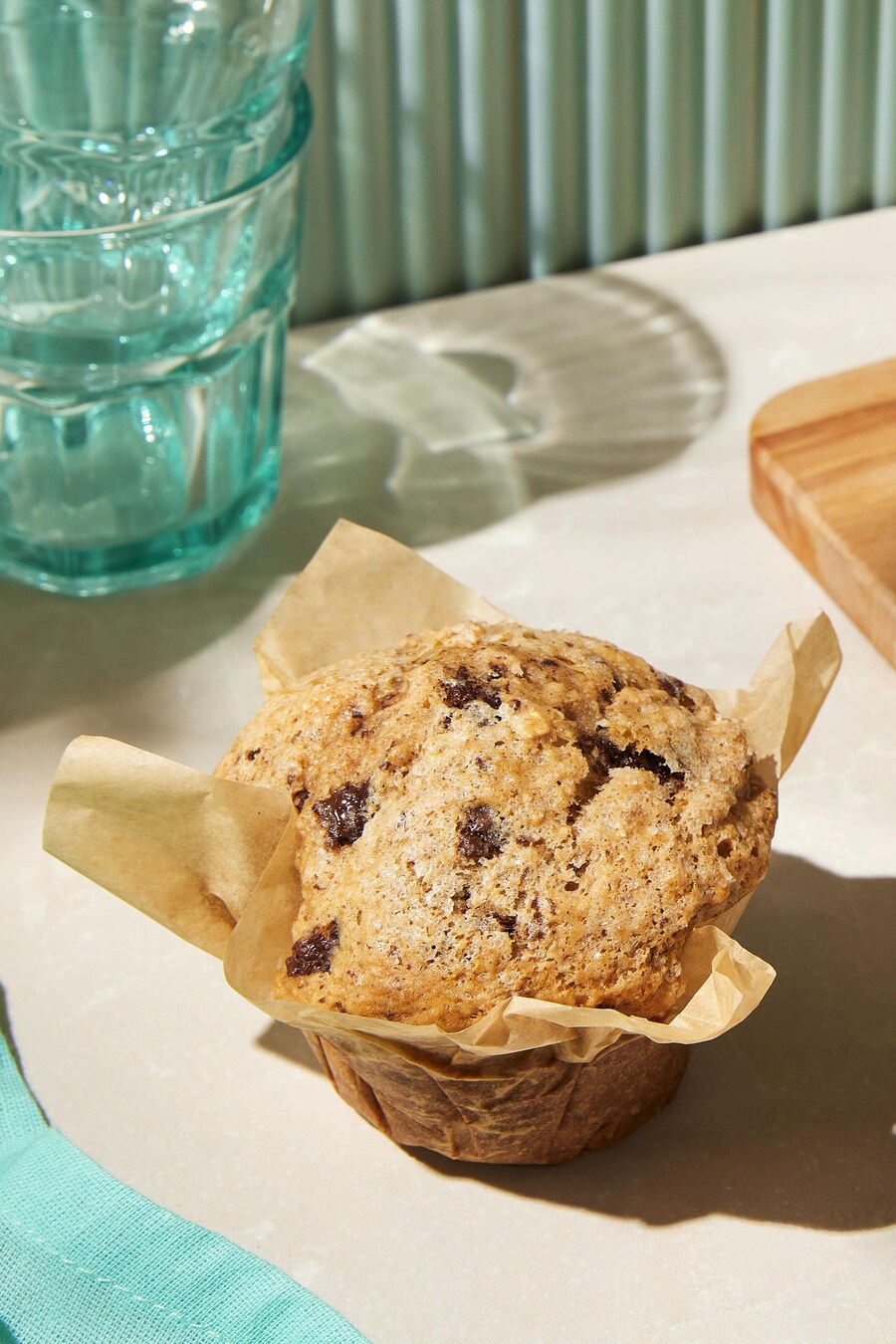 Des muffins végétaliens géants cannelle et morceaux de chocolat dans un moule.