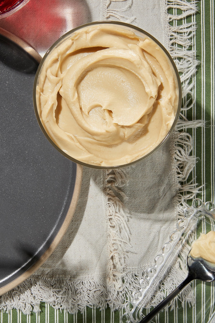 Un petit bol et une assiette contenant de la purée de panais au foie gras.