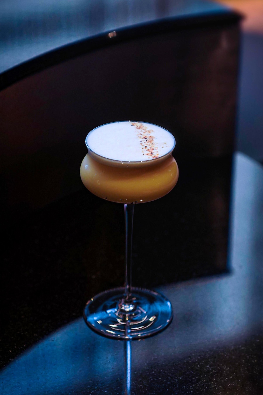 Un cocktail dans un verre recouvert de mousse.