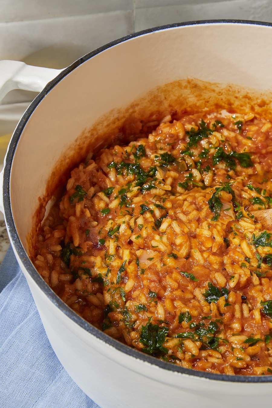 Une casserole remplie de risotto végétalien tomate grillée et harissa.