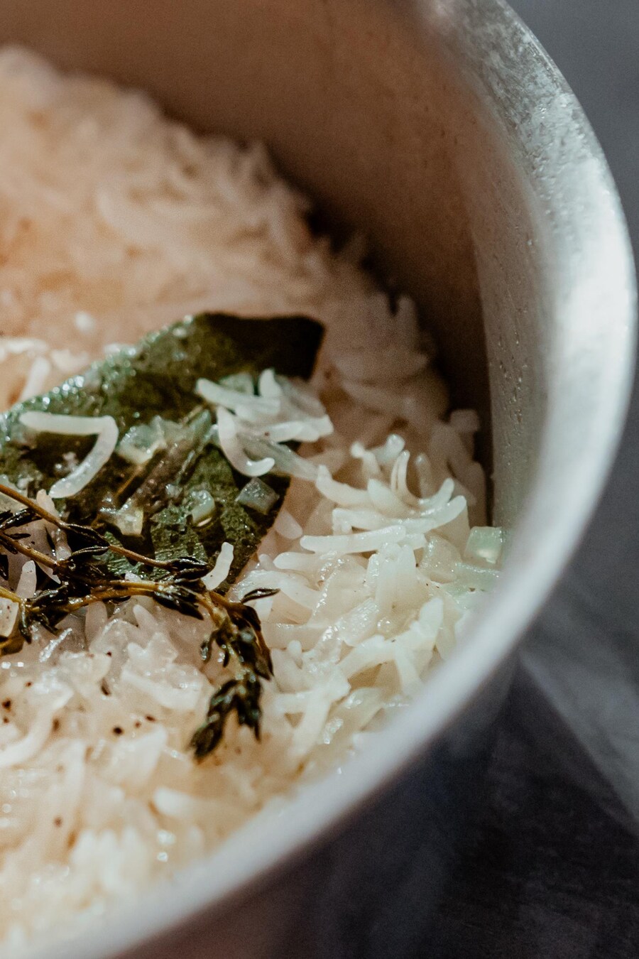 Du riz pilaf dans une casserole.