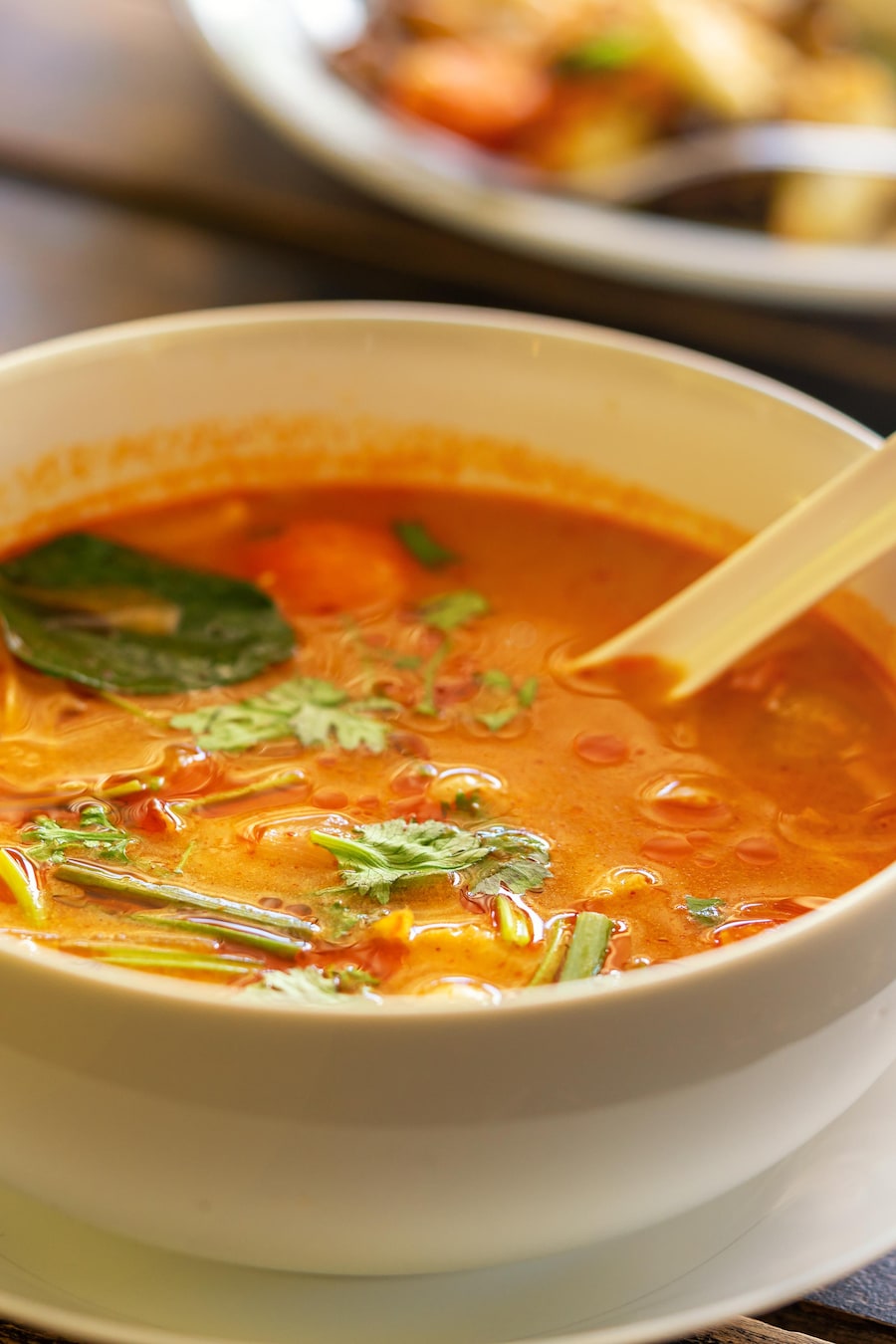 Un bol rempli de soupe thaïe.