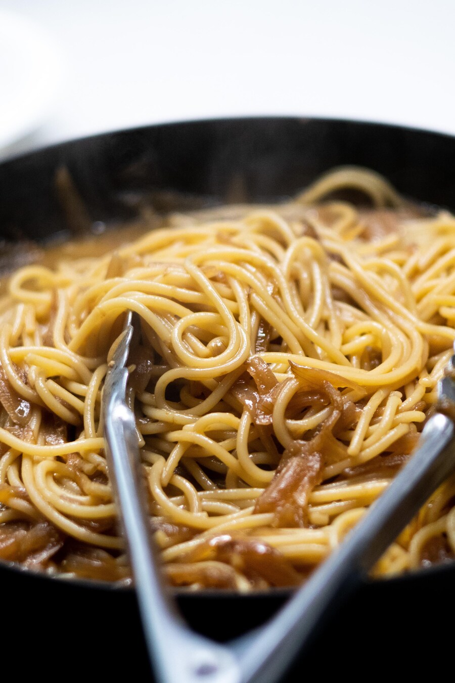 Des spaghettis dans une sauce aux oignons caramélisés. 