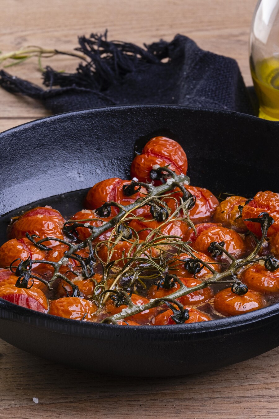 Des tomates cerises confites dans un bol.