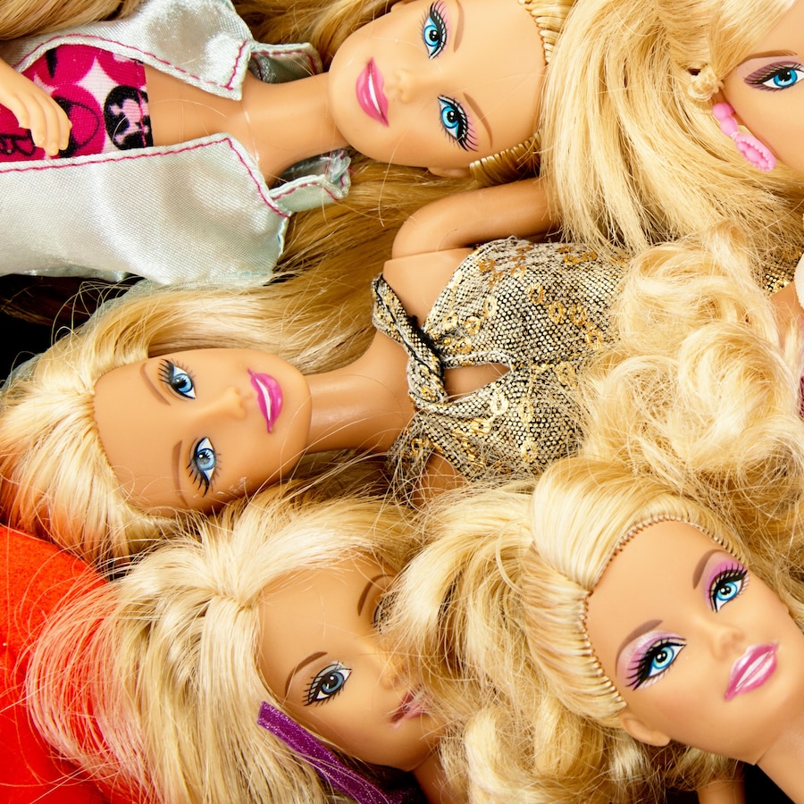 Une série de poupées Barbie couchées les unes sur les autres.