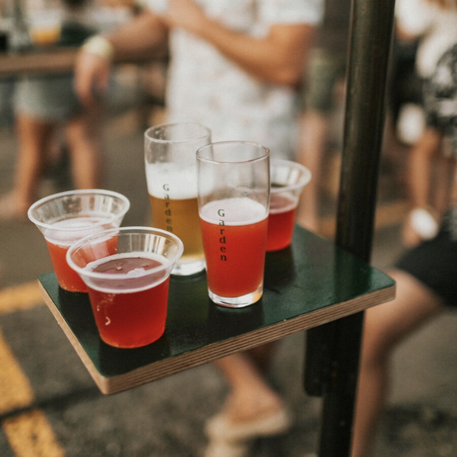 Quatre verres de bière sur un plateau.