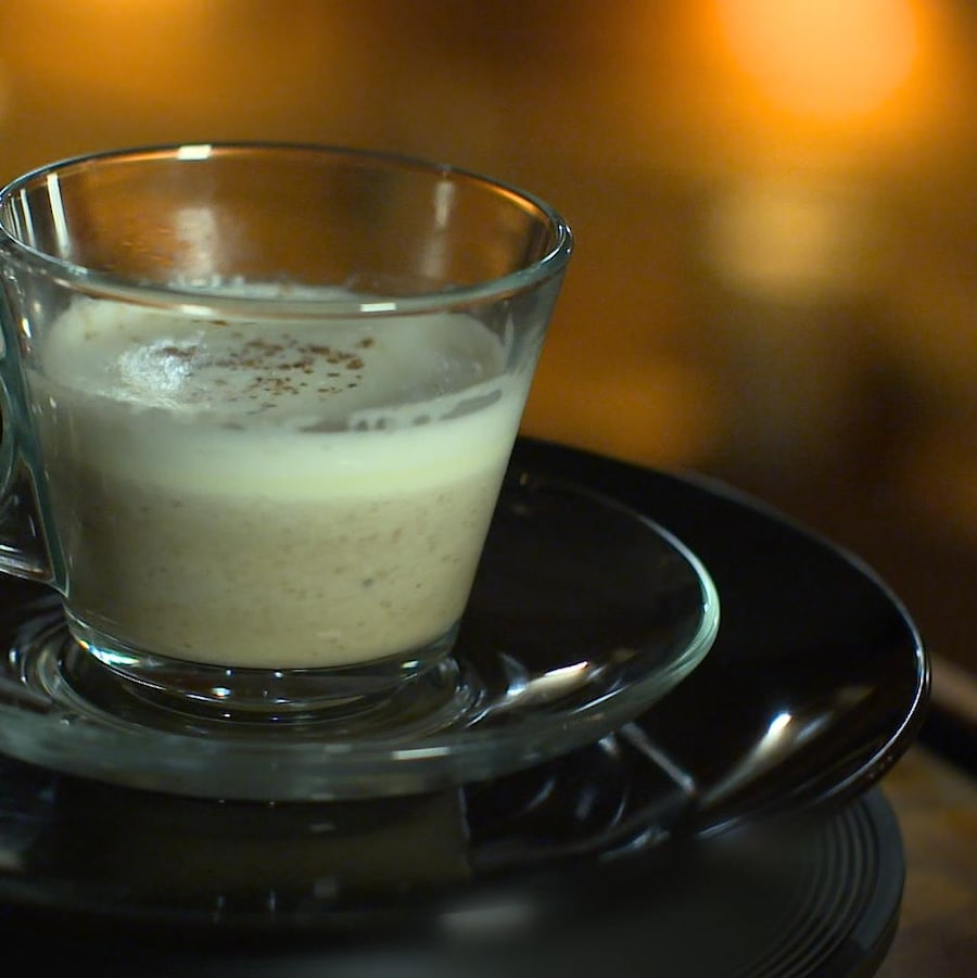 Un cappuccino de champignons dans une tasse à café.