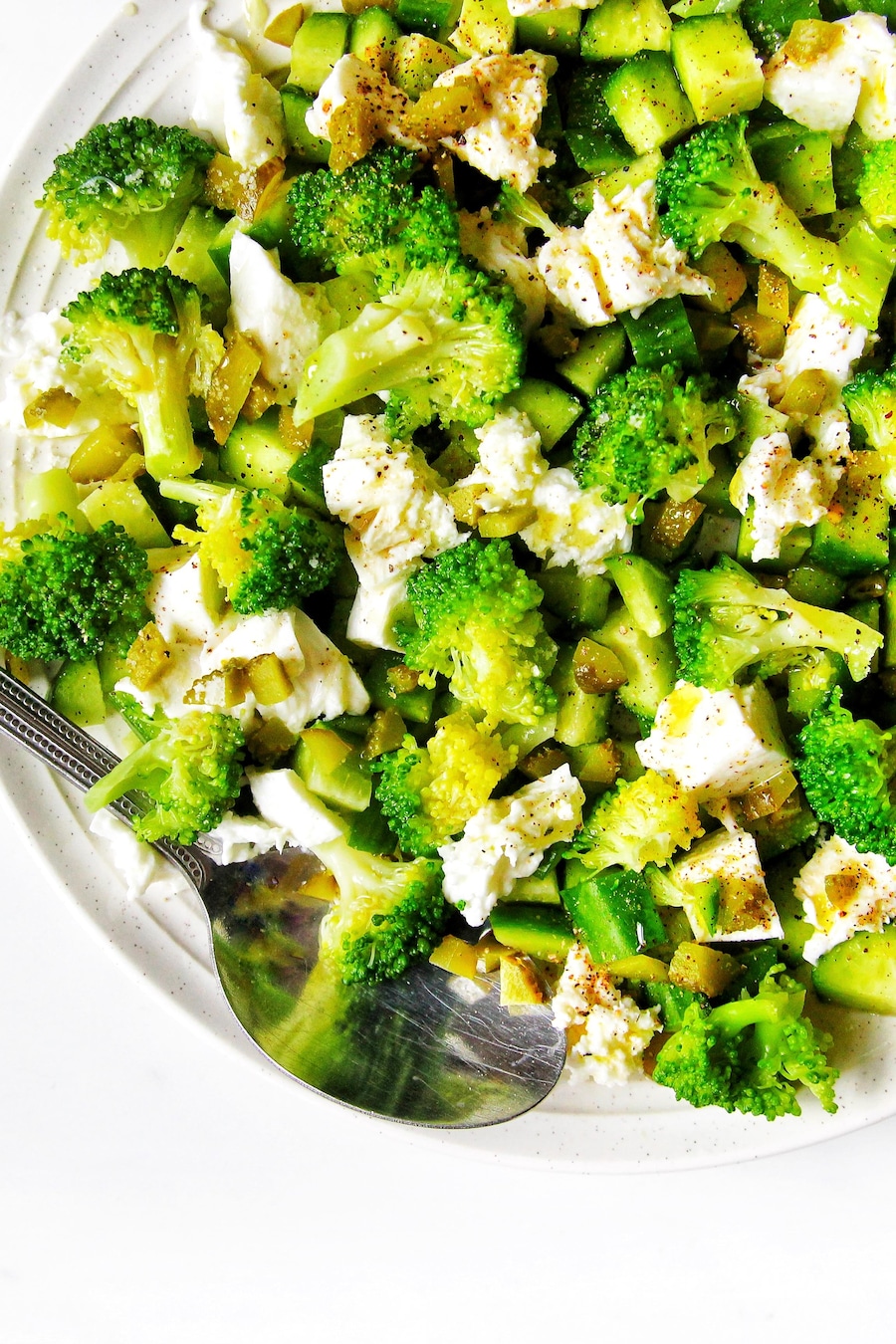 Une salade de brocoli au fromage mozzarella dans une assiette.