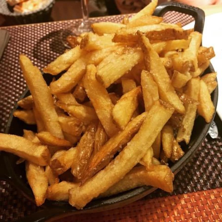 Des frites dans un plat.