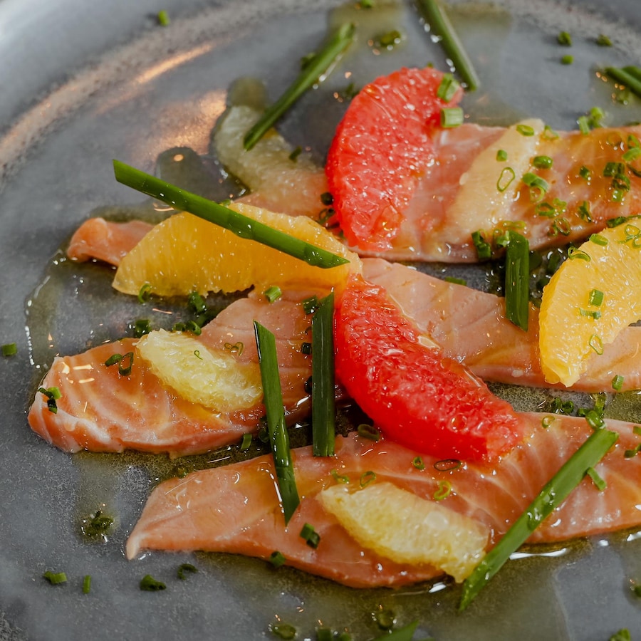 Une assiette de saumon mariné aux agrumes et à la ciboulette.