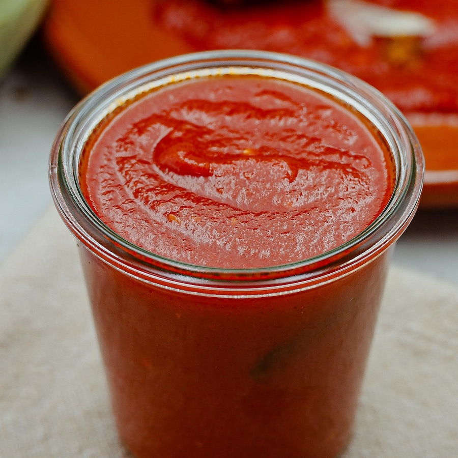 Une verre de sauce tomate épicée.