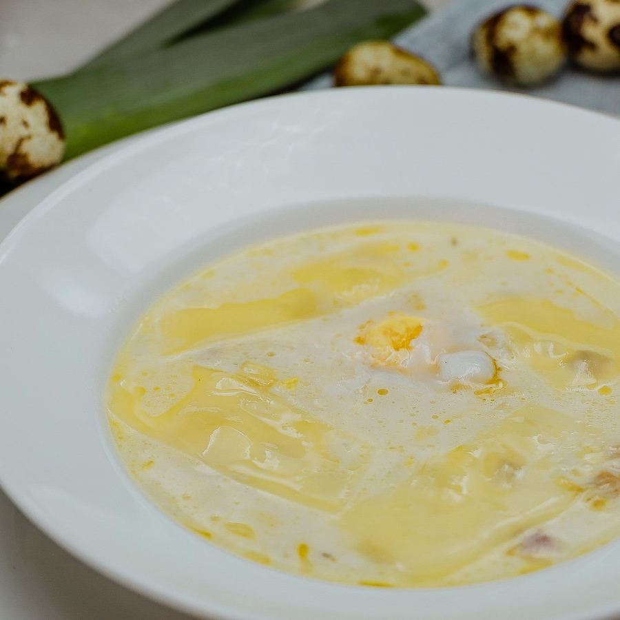 Un bol de soupe aux poireaux parfumée à la truffe et garnie d’un œuf de caille rôti.