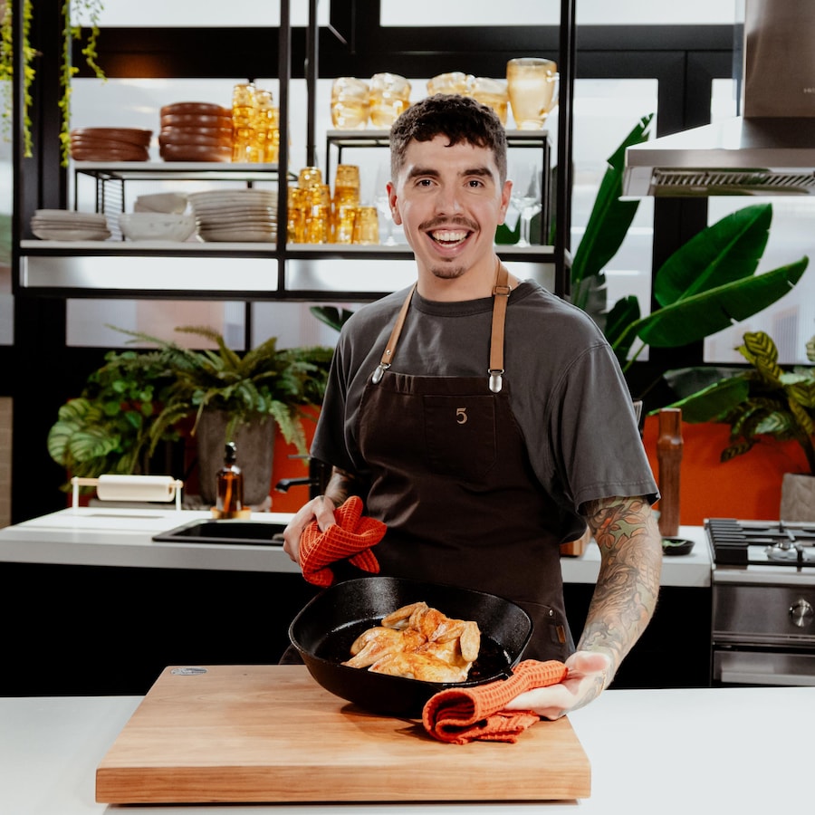 Camilo Lapointe Nascimento pose fièrement en cuisine avec un poulet de Cornouailles.