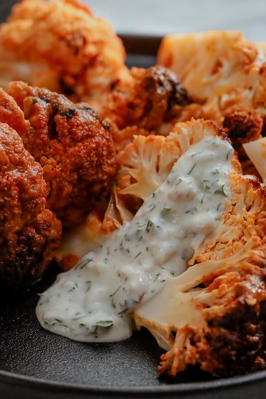 Des morceaux de chou-fleur rôti style buffalo, accompagnés de sauce au fromage bleu.