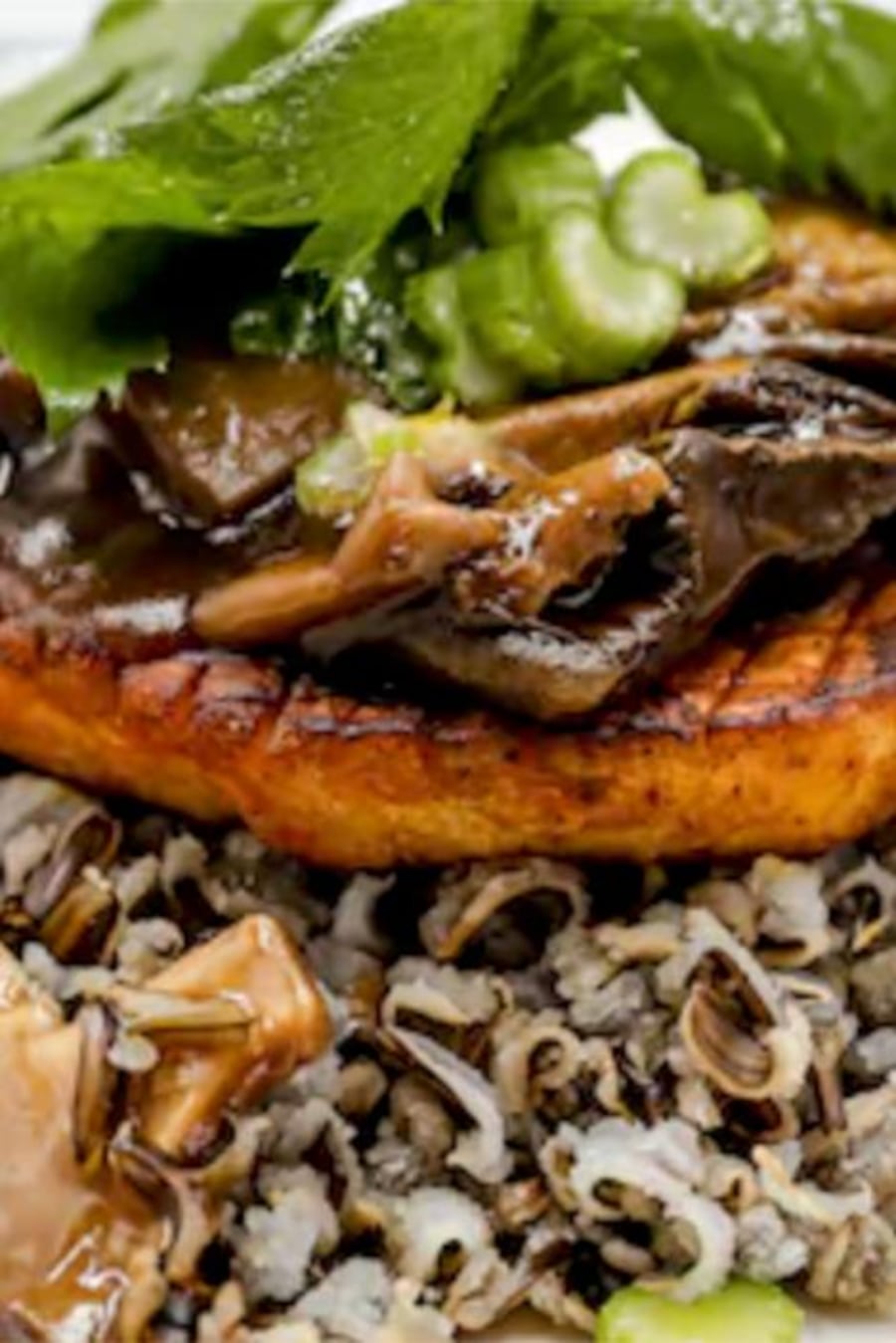 Un steak celeri-rave accompagné de riz sauvage et d'une sauce aux champignons.