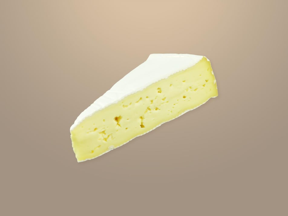 Une tranche épaisse de fromage Brie. 