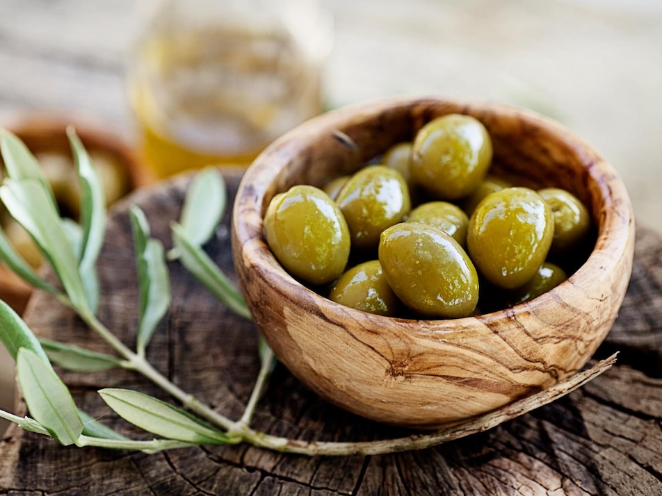 Des olives vertes dans un bol.