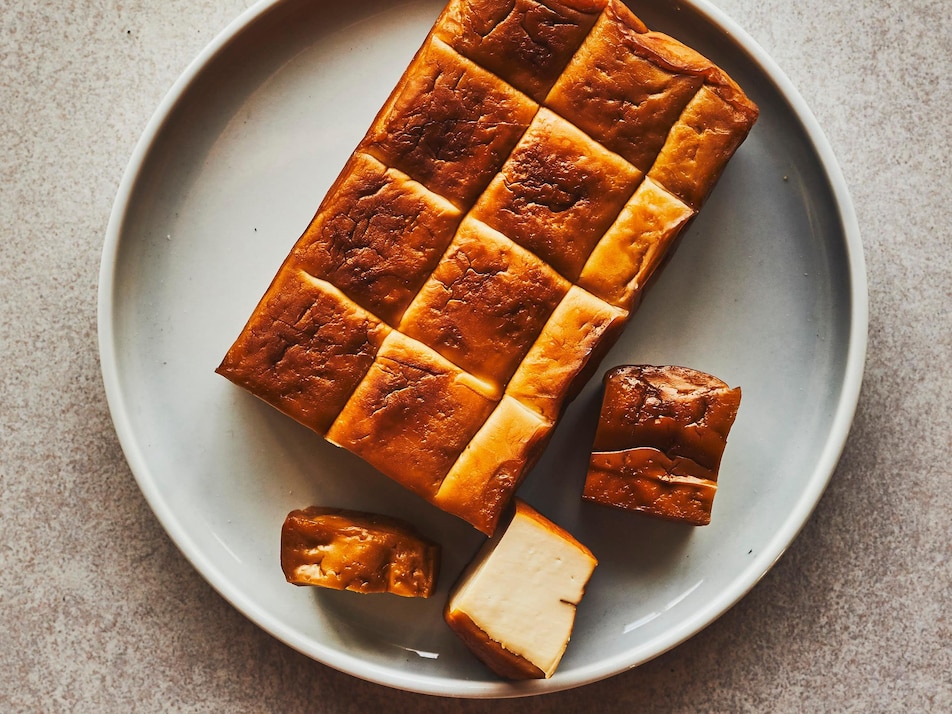 Du tofu fumé dans une assiette. 