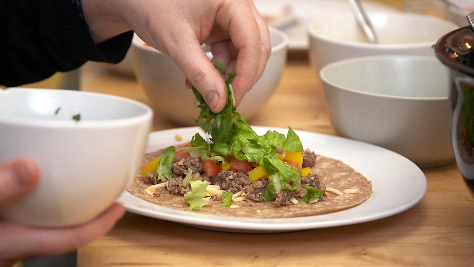 Une tortilla remplie de protéine végétale texturée dans une assiette.