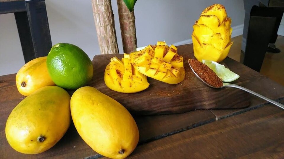 Mangue avec poudre de chili et lime.