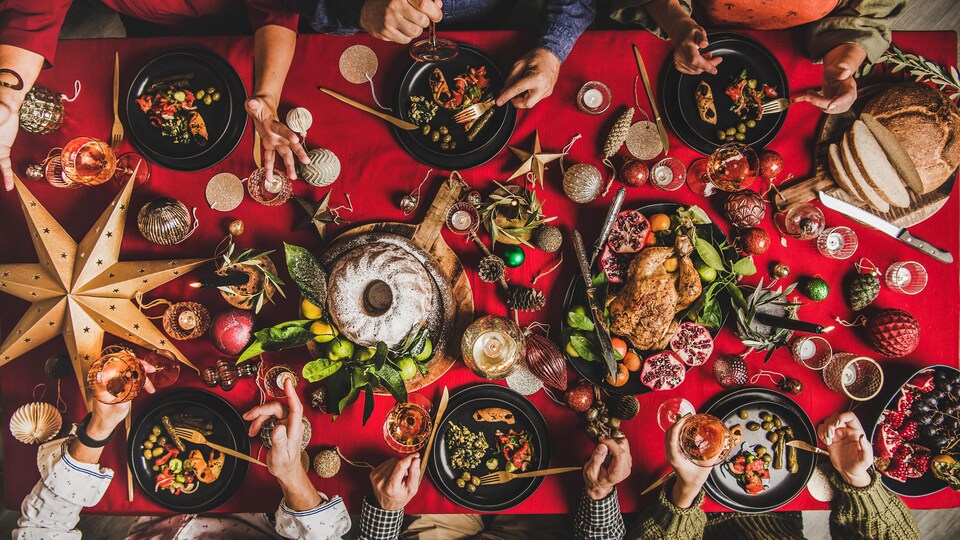 Des gens partagent un repas à une table.
