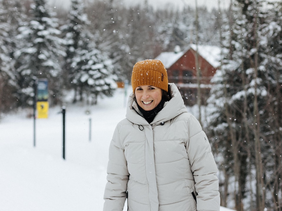 La nutritionniste Geneviève O'Gleman est debout à l'extérieur dans un décor hivernal.