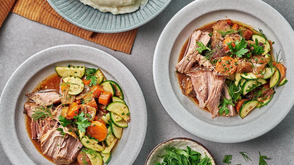Deux assiettes bien remplies de porc braisé.