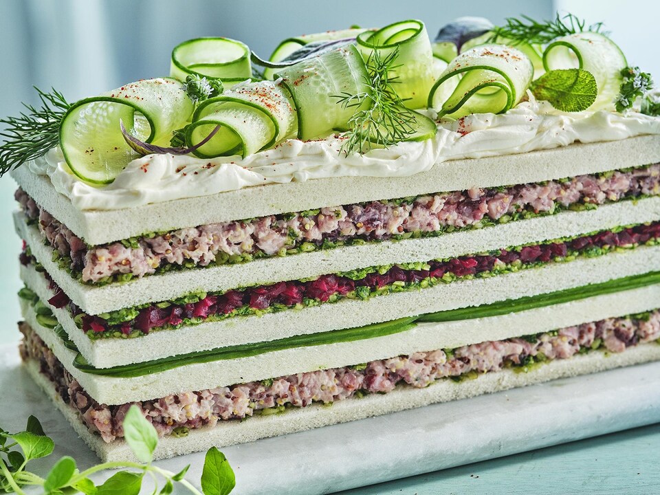 Un beau pain sandwich revisité sur une planche de service.