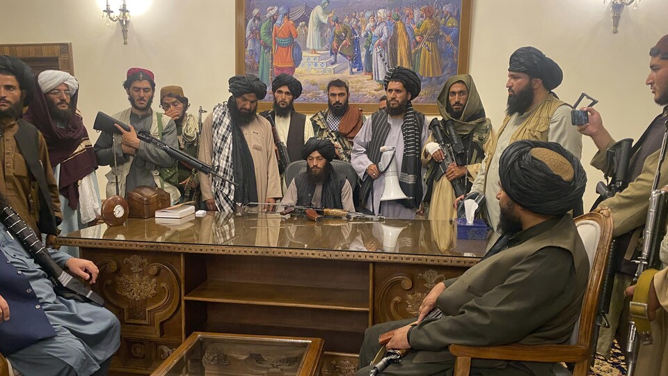 Des combattants talibans siègent dans le palais présidentiel  à Kaboul.