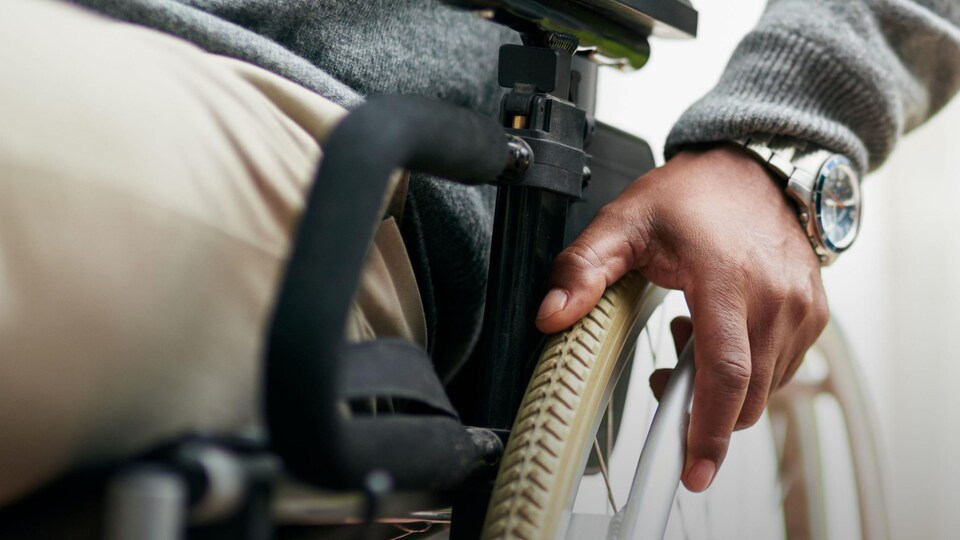 Une personne en fauteuil roulant.