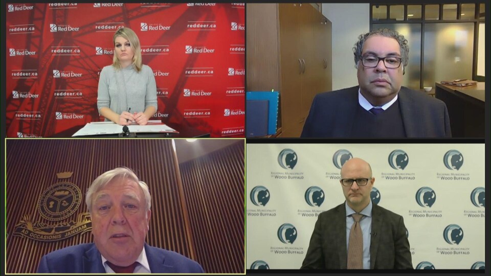 Tara Veer, la mairesse de Red Deer; Naheed Nenshi, le maire de Calgary, Chris Spearman le maire de Lethbridge, et Don Scott, le maire de Wood Buffalo.