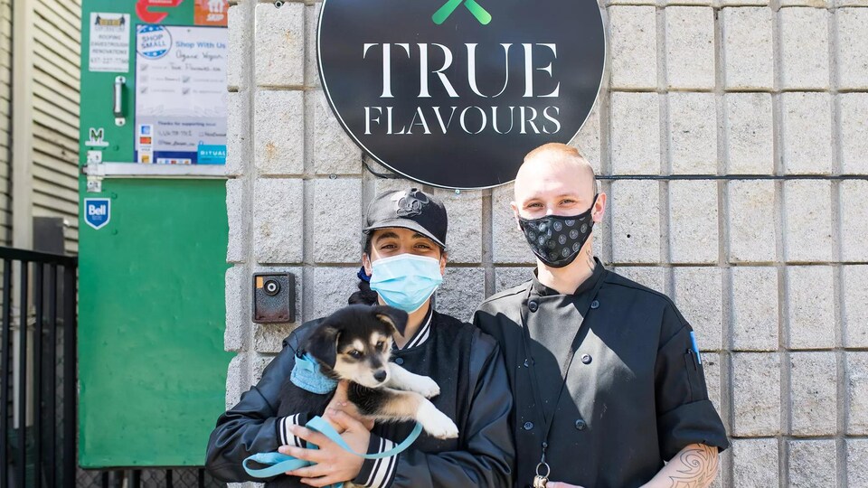 Noha Youssef tient un chien et pose avec son conjoint Edward Malone. Tous deux sont msaqués.