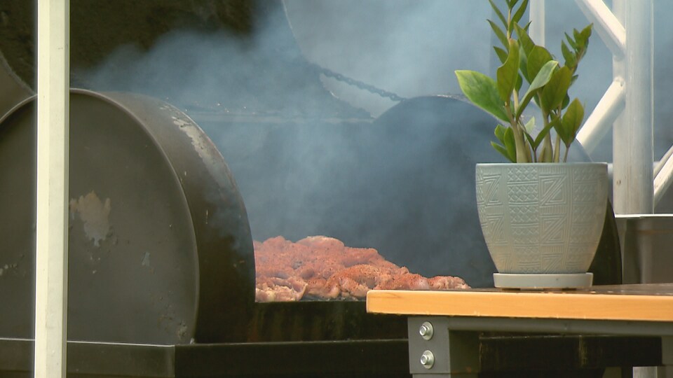 De la viande cuit sur un barbecue.