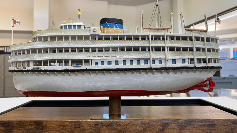 Un modèle de bateau dans un centre d'archives