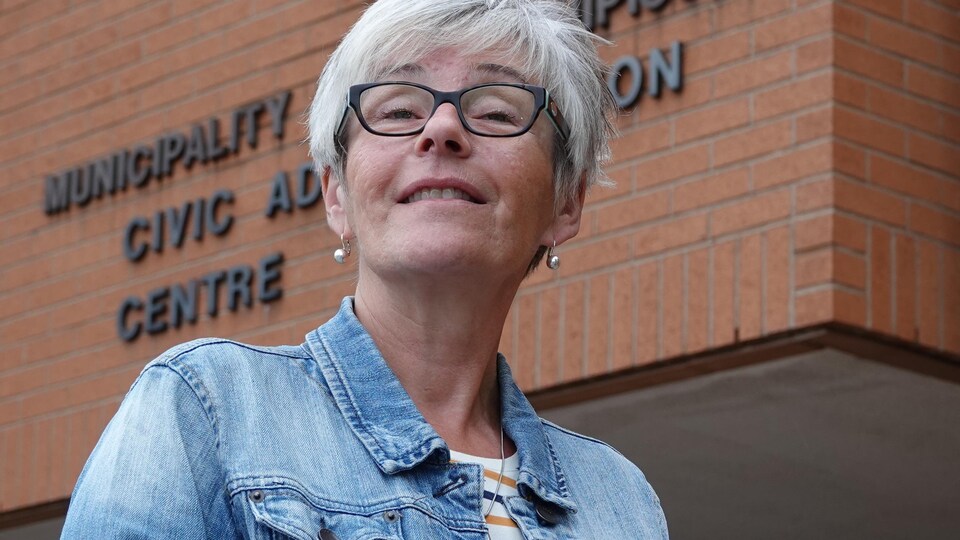 La mairesse Joanne Savage devant les locaux du conseil municipal.