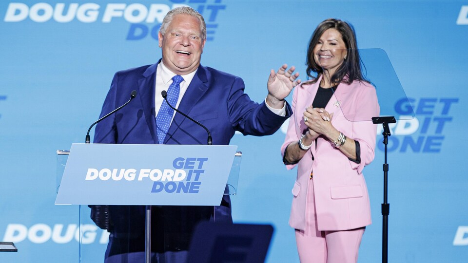 Le chef progressiste-conservateur Doug Ford et son épouse Karla célèbrent la victoire devant des partisans.