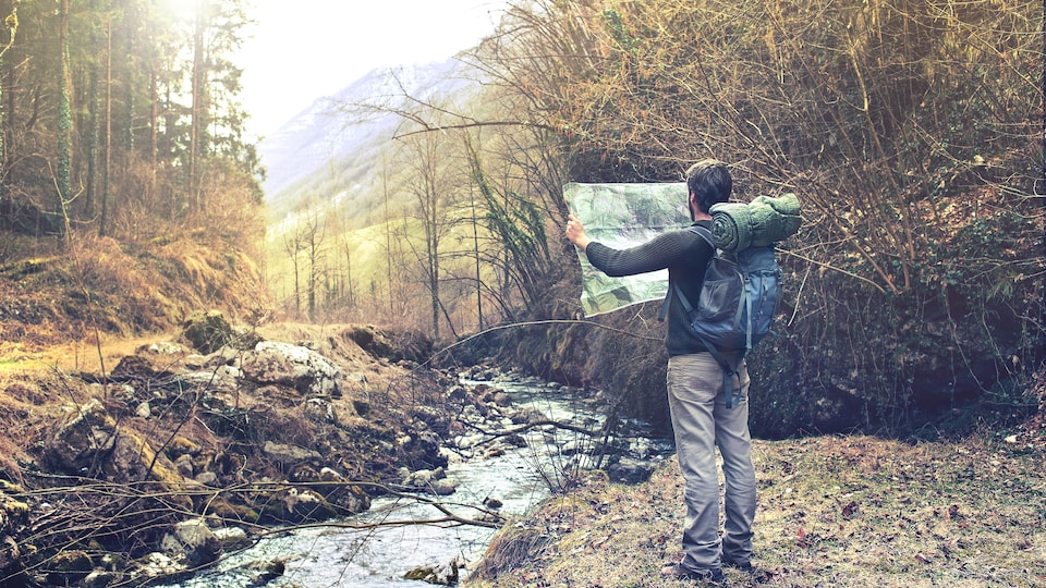 Un homme regarde une carte pour trouver son chemin.