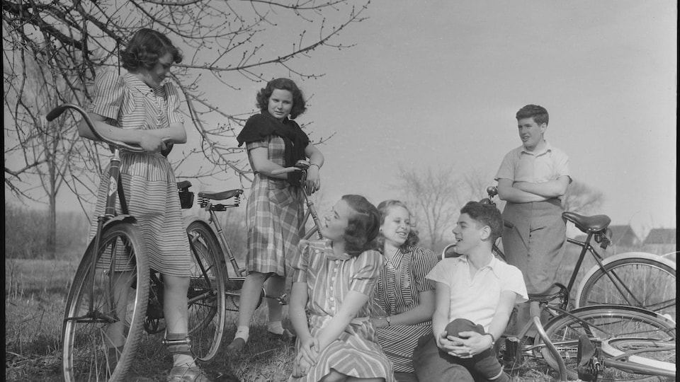 Un groupe d'amis se reposent à côté de leur vélo en 1942.