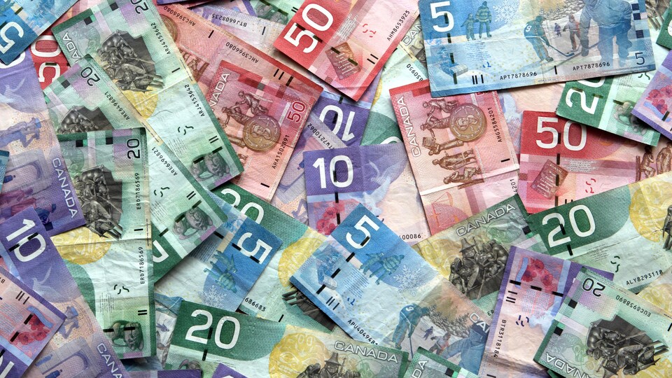 Des billets de banque canadiens pêle-mêle.