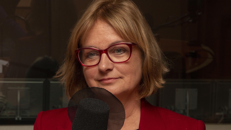 Julie Miville-Dechêne devant un micro radio.