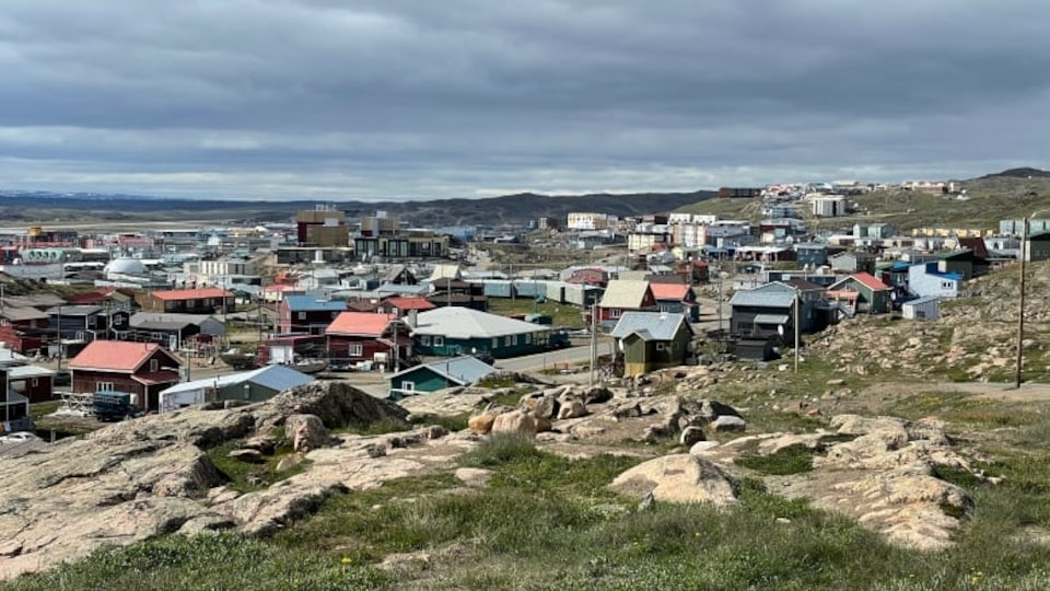 Le ville d'Iqaluit en été. 