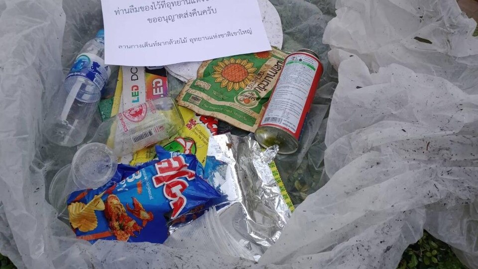 Des déchets sont emballés dans un colis avec un message écrit par les autorités du parc national de Khao Yai en Thaïlande.