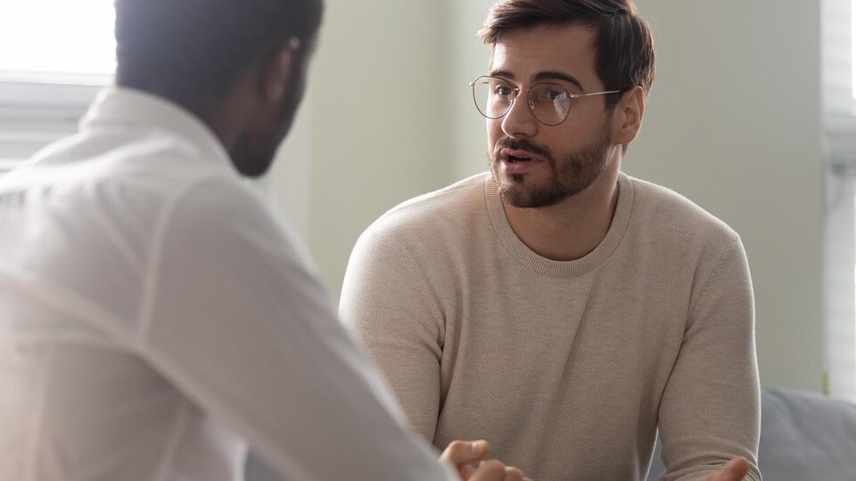 Une discussion entre deux hommes.