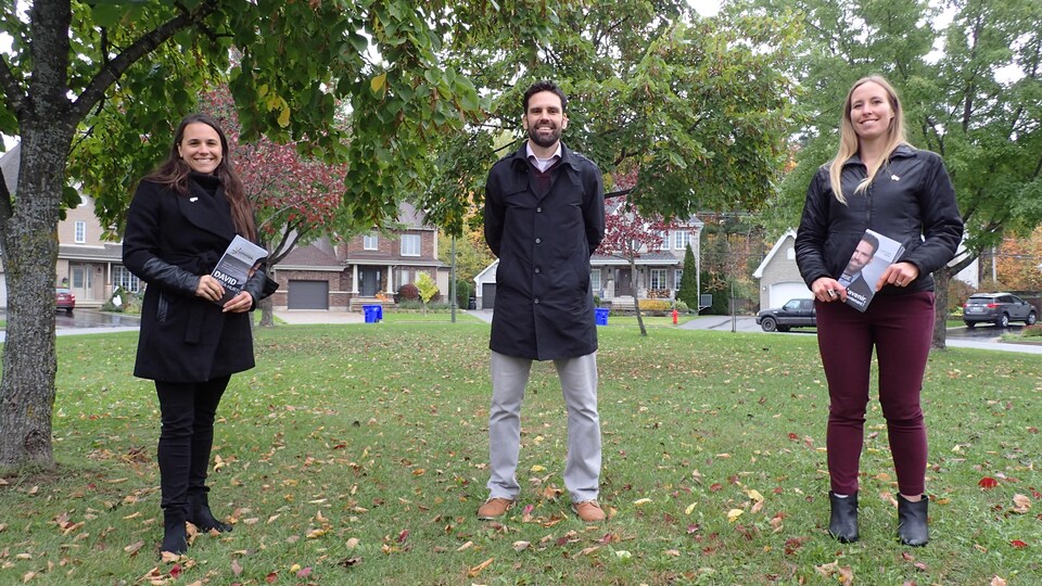 Le candidat à la mairie de Mirabel et deux de ses candidates à des postes de conseillères municipales.