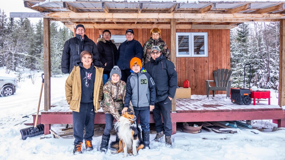 Sakay Ottawa, musicien et directeur de l'école Otapi à Manawan, en compagnie de sa famille.