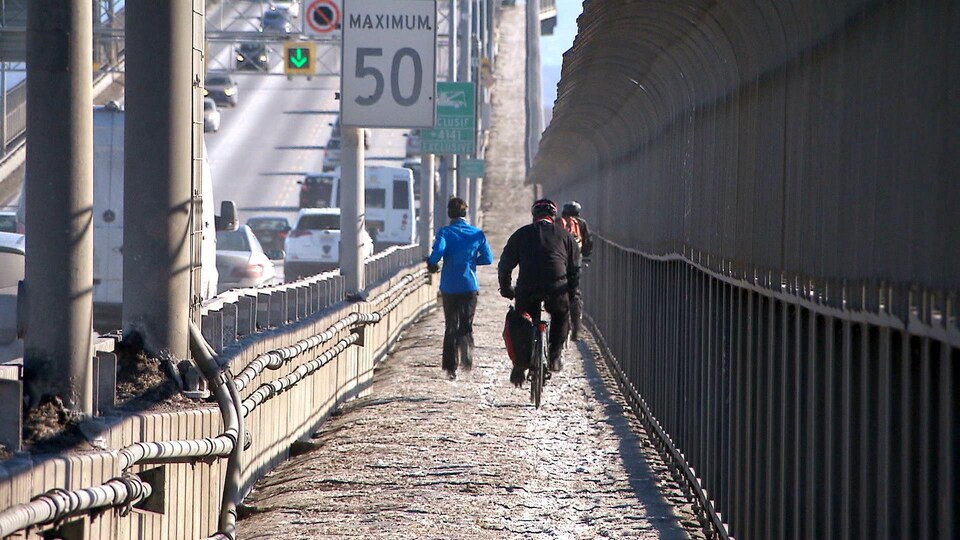 Des cyclistes empruntant la piste du pont Jacques-Cartier.