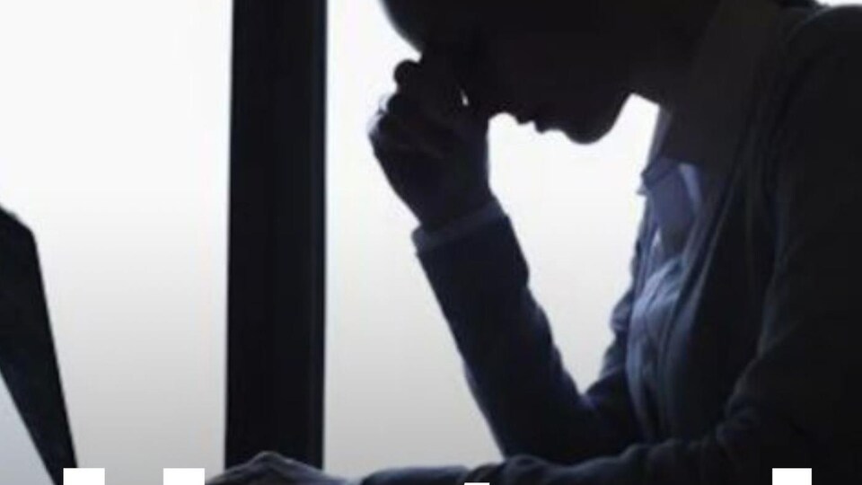 une femme à son ordinateur