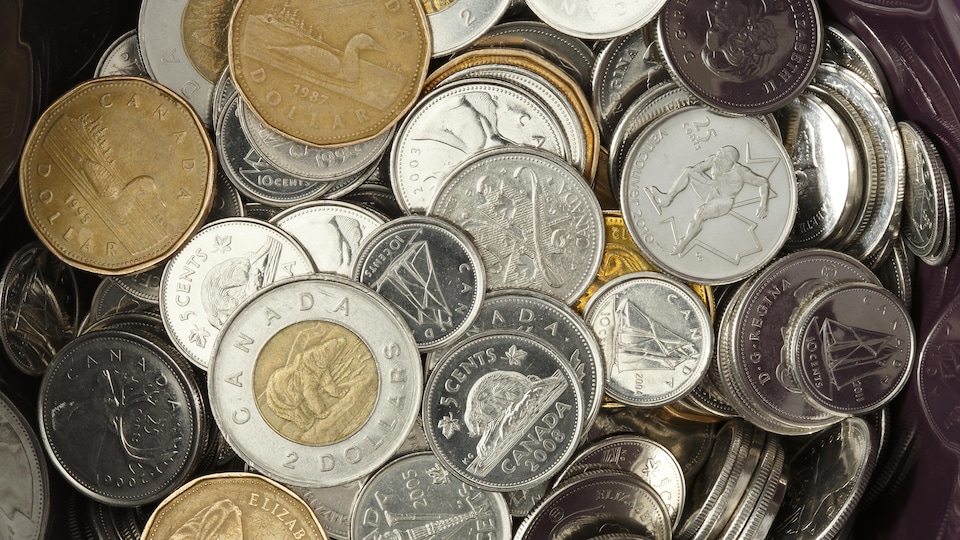 Un bol de monnaie en argent canadien.